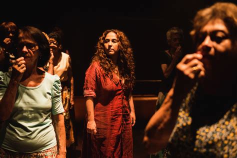 Debora Lamm Interpreta Med Ia Na Pe A Mata Teu Pai A Partir De De Agosto No Teatro Poeira