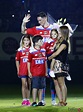 Fernando Torres con sus tres hijos y su mujer, Olalla Domínguez, en su ...