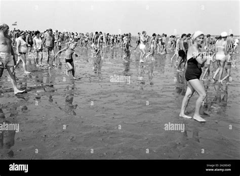 Menschenmassen Beim Strandvergnügen In Büsum Deutschland 1960er Jahre