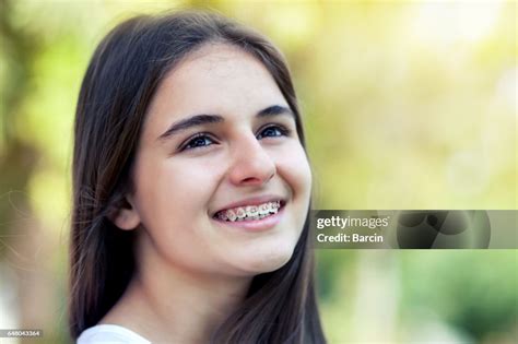 Ziemlich Junges Mädchen Tragen Zahnspangen Fröhlich Lächelnd Stock Foto Getty Images