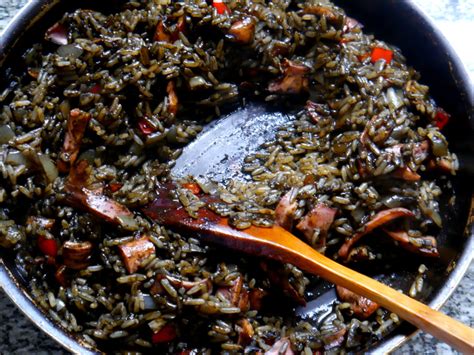 Un arroz delicioso, esto tendrás con el arroz negro con chipirones de esta receta. Receta de arroz negro con all i oli | Paulina Cocina