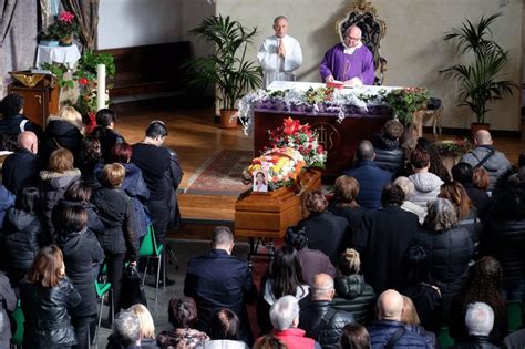 Palermo Folla Di Amici E Artisti Al Funerale Dellattore Martorana
