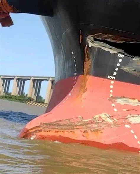 un buque carguero chocó contra el puente zárate brazo largo e hizo temblar toda la estructura