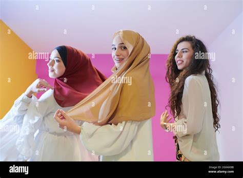 Retrato En Grupo De Mujeres Musulmanas Hermosas Dos De Ellas En Vestido De Moda Con Hijab