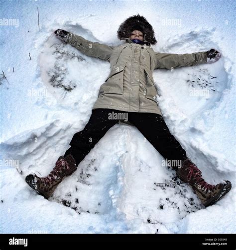 Back Wings Angel Snow Hi Res Stock Photography And Images Alamy