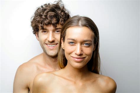 femme aux seins nus à côté de l homme souriant · photo gratuite