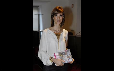 Pode ser que como as estrelas as coisas estejam separadas por pequenos intervalos de tempo pode ser que as nossas mãos de um dia para o outro deixem de caber umas dentro das outras pode ser que no caminho para o cinema eu perca uma de minhas ideias. Apresentadora Ana Marques vive momento difícil com filhas ...