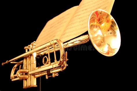 Trompeta De Oro Con Partitura En Fondo Negro Foto De Archivo Imagen