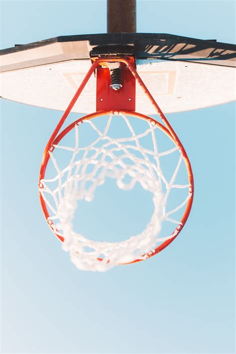 白と赤のバスケットボール フープのローアングル写真の写真 Unsplashの無料iphoneの壁紙写真