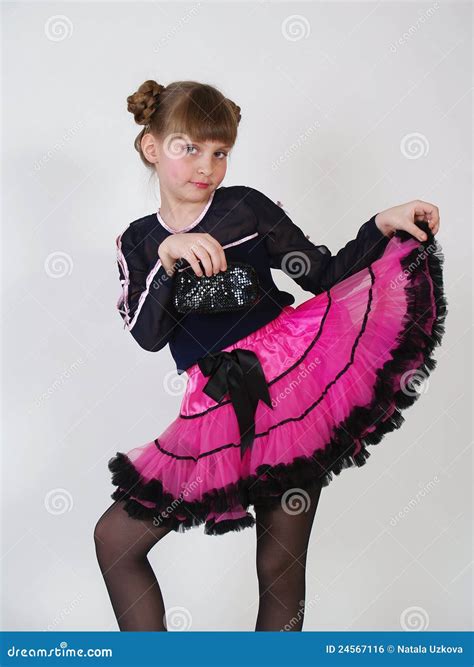 Modieus Meisje In Een Prachtige Roze Rok Stock Foto Image Of