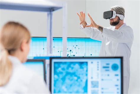 Genetic Engineers Are Using Virtual Reality Technology Professional