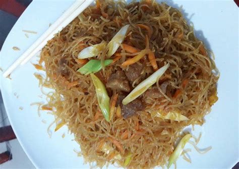 Siapkan panci, isi dengan air, letakkan di atas kompor, nyalakan api, dan masukkan mie yang sudah direbus, tambahkan kangkung dan tauge di dalamnya. Resep Mie hun babi oleh Keely Shedar - Cookpad