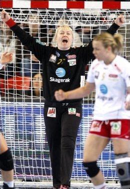 Slik feires en historisk triumf. Keeper-Katrine er Larviks mareritt - Norsk håndball - VG