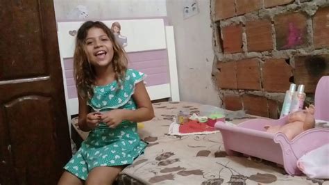 A Menina Brincando De Bonecas Youtube