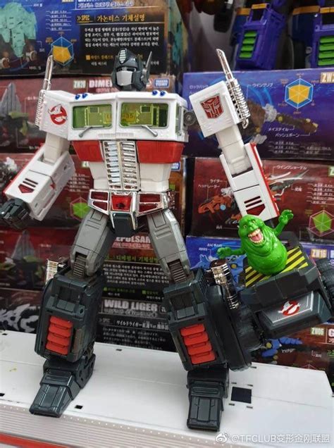 Man, i haven't bought a comic book or transformer nearly a decade, already ordered ectotron, guess i'm going to need the comics too. New action figure gives Transformer's Optimus Prime a ...
