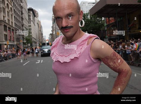 Ein Mann Trägt Damen Kleider In Der Gay Pride Parade In New York City