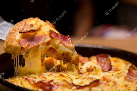 Fatia De Pizza Quente Com Queijo Derretendo Sobre Uma Mesa Foto Premium