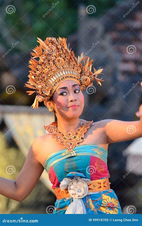 Jonge Balinese Vrouwelijke Danser Die Traditionele Dans Uitvoeren