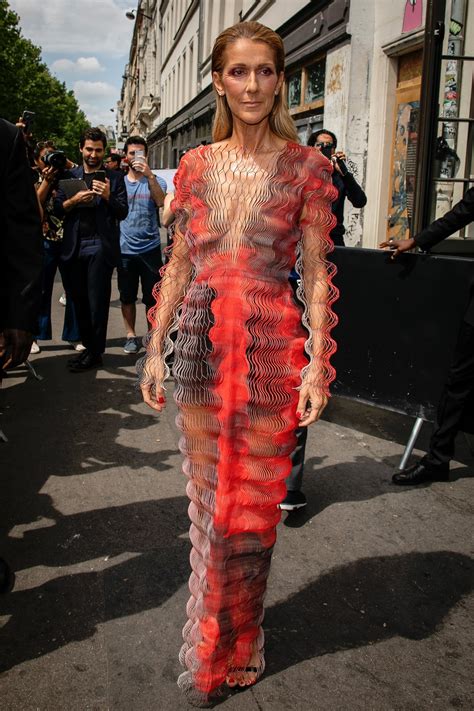 Céline Dion Faz Sua Própria Semana De Moda Com Looks Statement Em Paris Vogue Celebridade