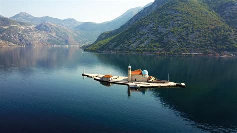 It borders bosnia and herzegovina to the north, serbia to the east, albania to the southeast. Perast: een beeldschoon dorpje in Montenegro