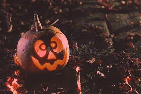 Halloween Pompoenen Bij Houten Achtergrond Gesneden Enge Gezichten Van