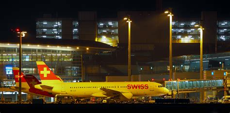 Bezüglich des passagieraufkommens lag er 2017 im europäischen vergleich auf rang 15. Flughafen Zürich - Nachtaufnahmen | Fotografie und Reise Blog