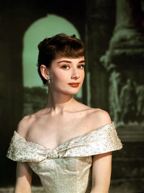 Audrey Hepburn Là Cảm Hứng Thời Trang Khiến Hậu Thế Kính Cẩn Nghiêng Mình