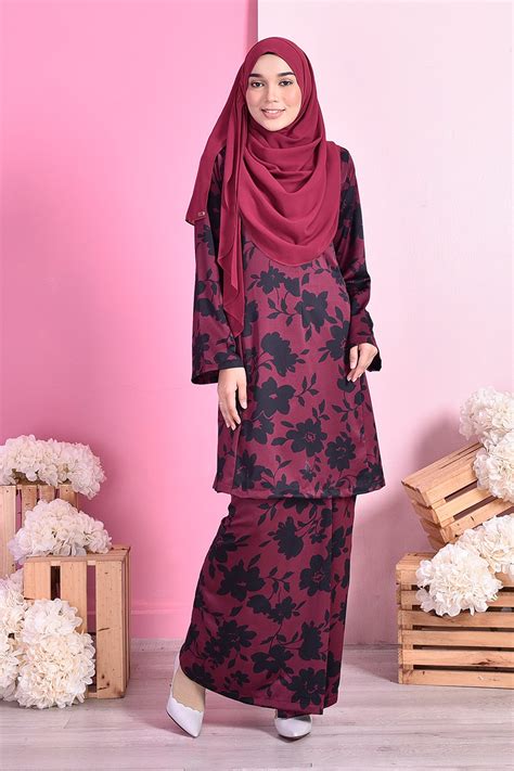 Maroon is a popular color choice in uniforms for both schools and sporting teams, where it's often paired with white, grey or gold. Baju Kurung Pahang Siti - Maroon - MuslimahClothing.Com