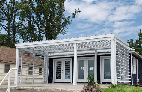 White Pergola With Adjustable Louvers Sunlouvre Pergolas