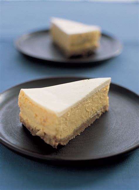 This will protect the cheesecake from the water as it is cooked in its water bath. London Cheesecake | Recept | Gezonde cheesecake recepten, Cheesecakerecepten, Nigella