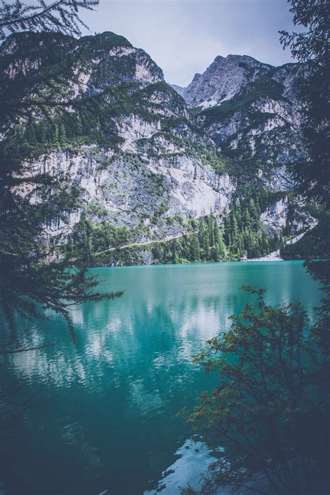 Free Photo Lake Near White Mountain With Trees During Daytime