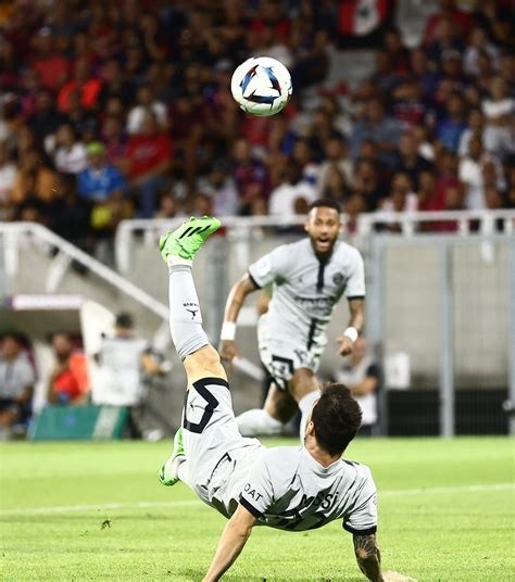 Lionel Messi Scores A Spectacular Bicycle Kick In Psg Win