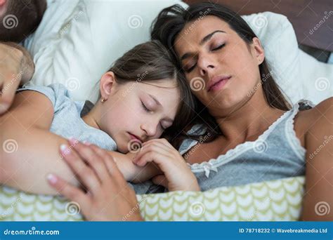 Mãe E Filha Que Dormem Junto No Quarto Foto De Stock Imagem De