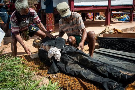Indonesian Tribe Exhume Their Dead For Harvest Festival Daily Mail Online