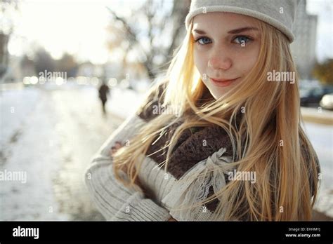 winter porträt eines süße blonde teen stockfotografie alamy