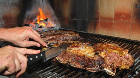 Todo lo que hay que hacer con el carbón (sin importar la presentación) es armar una especie de volcán y colocar dentro dos cubos y encenderlos. carbón | ASADACHO. Fanaticos Oficiales del Asado