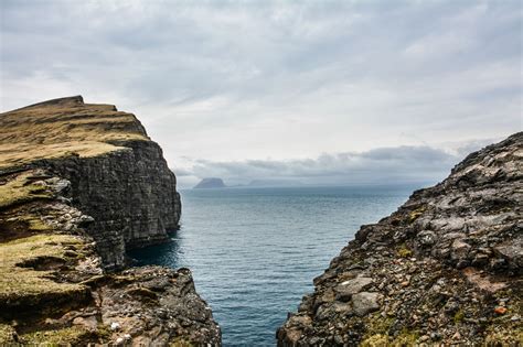 How To See The Cliff Lake In The Faroe Islands Sørvágsvatn Hand