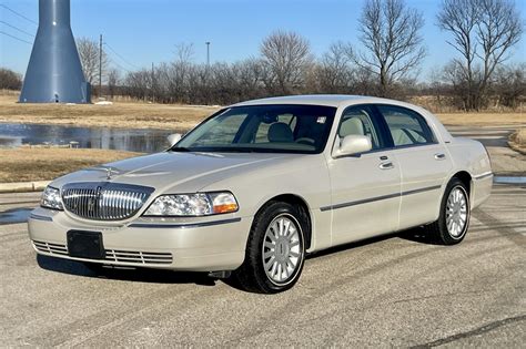 2200 Mile 2005 Lincoln Town Car Signature For Sale On Bat Auctions
