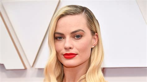 Oscars 2021 Margot Robbie Debuted Chic Bangs Glamour