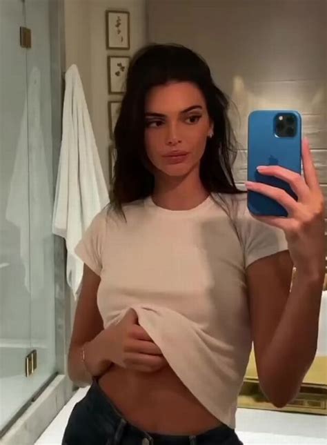 Kendall Jenner Wows As She Shows Off Toned Abs In Mirror Selfie Wearing
