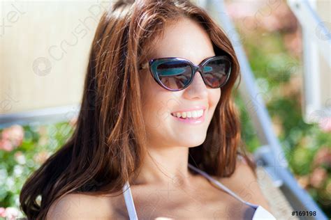 Mooie Vrouw Portret Zonnebaden In Het Zwembad Stockfoto Crushpixel