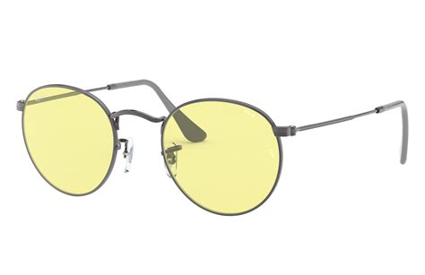 Round Solid Evolve Sunglasses In Gunmetal And Yellowred Photochromic Ray Ban®