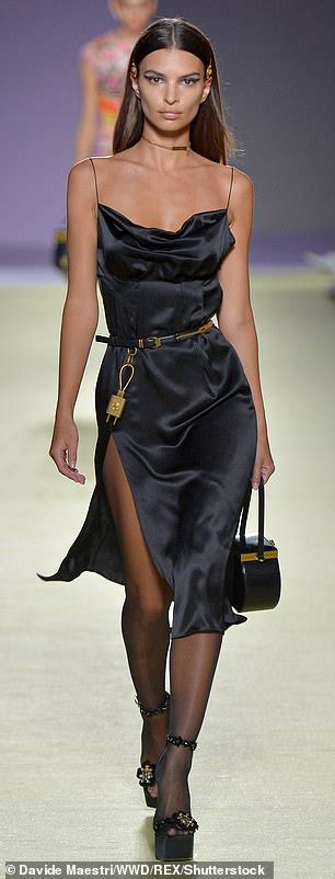 Emily Ratajkowski Oozes Glamour At Versace Mfw Show Daily Mail Online