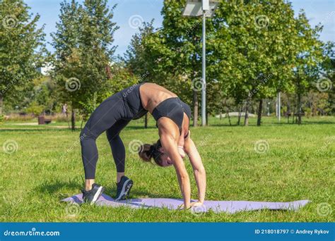 Mujer Haciendo Yoga Al Aire Libre Imagen De Archivo Imagen De Actitud