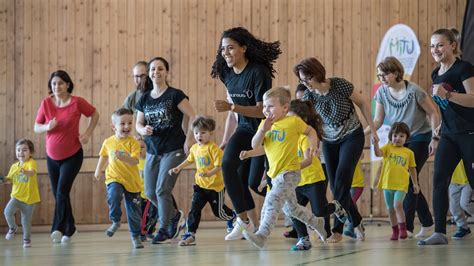 She won the bronze medal at the 2019 world championships in the 200 metres event. Mujinga Kambundji besucht Büroner Turn-Kinder als ...