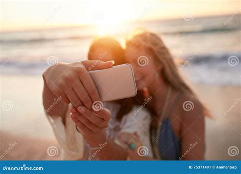 freundinnen auf dem nehmen von selfie auf dem strand stockbild bild von hell fotografieren