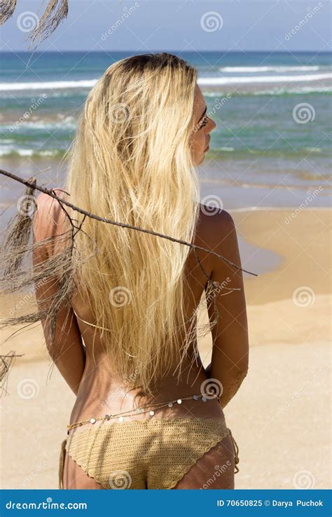 Donna Bionda In Bikini Sulla Spiaggia Vicino Al Mare Isola Di Phuket