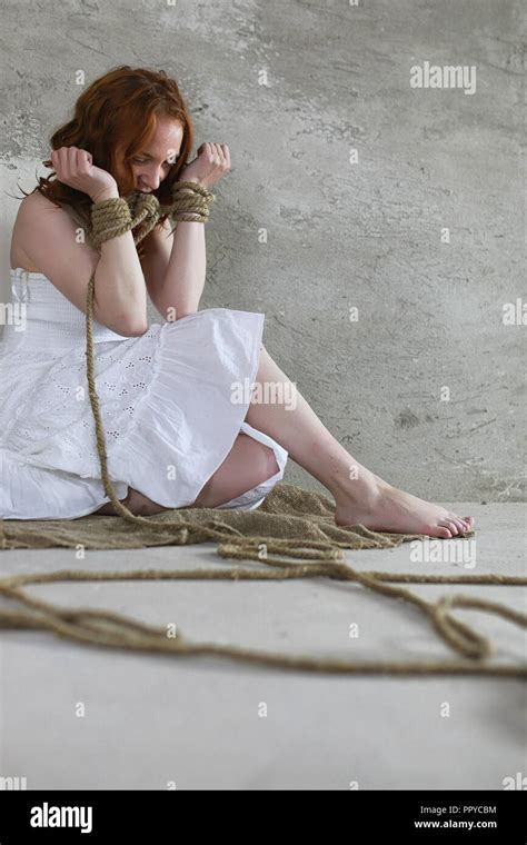 Junge Mädchen Gefesselt Auf Dem Boden Die Entführten Mädchen Das Opfer O Stockfotografie Alamy