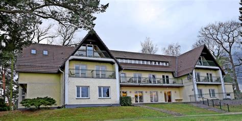 Since its opening, it has hosted conferences, seminars, workshops and a variety of dramatic performances. Ausbildungshotel am Zeuthener See: Per Flugblatt machen ...
