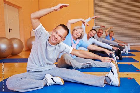 Gemeinsamer Seniorensport Im Fitnesscenter Stock Photo Adobe Stock